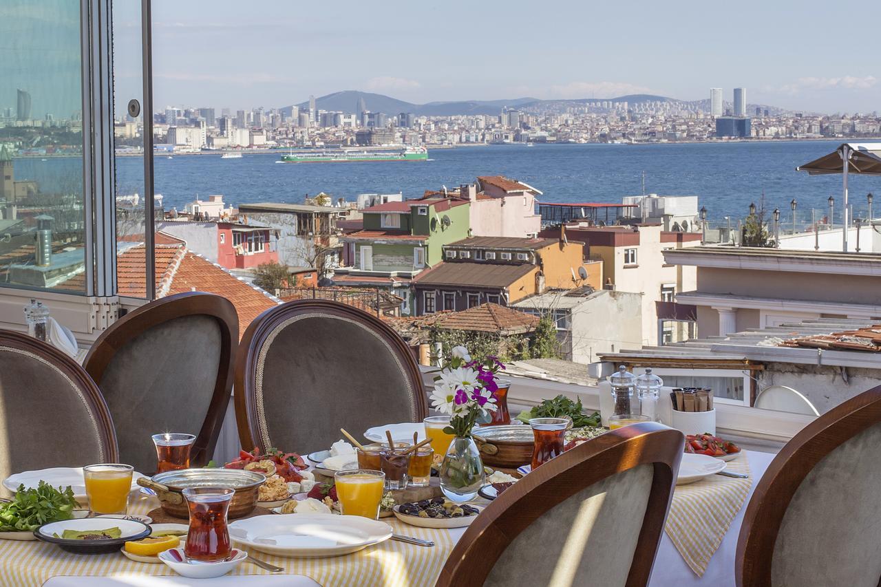 Hotel istanbul. Завтрак в Стамбуле с видом на Босфор. Стамбул терраса на Босфор завтрак. Отель в Стамбуле с турецким колоритом. Отель в Турции с видом на Босфор.